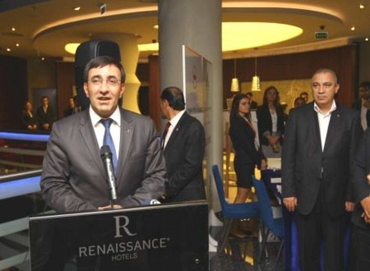 Kalkınma Bakanı Yılmaz, İzmir\'de Otel Açılışına Katıldı