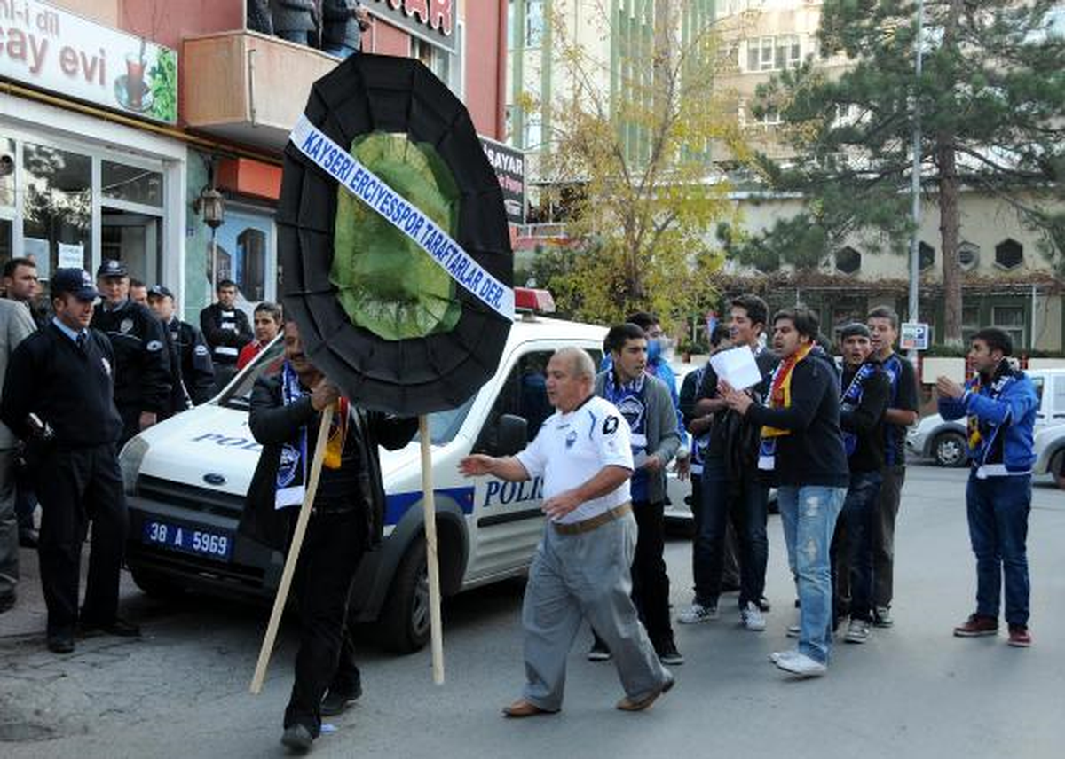 Kayseri Erciyesspor Taraftarından Federasyona Siyah Çelenk