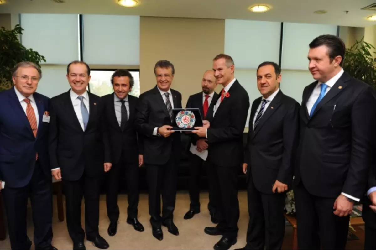 Londra Otobüsü 29 Ekim Bayramı\'nda Bursalılarla Kent Meydanındaydı