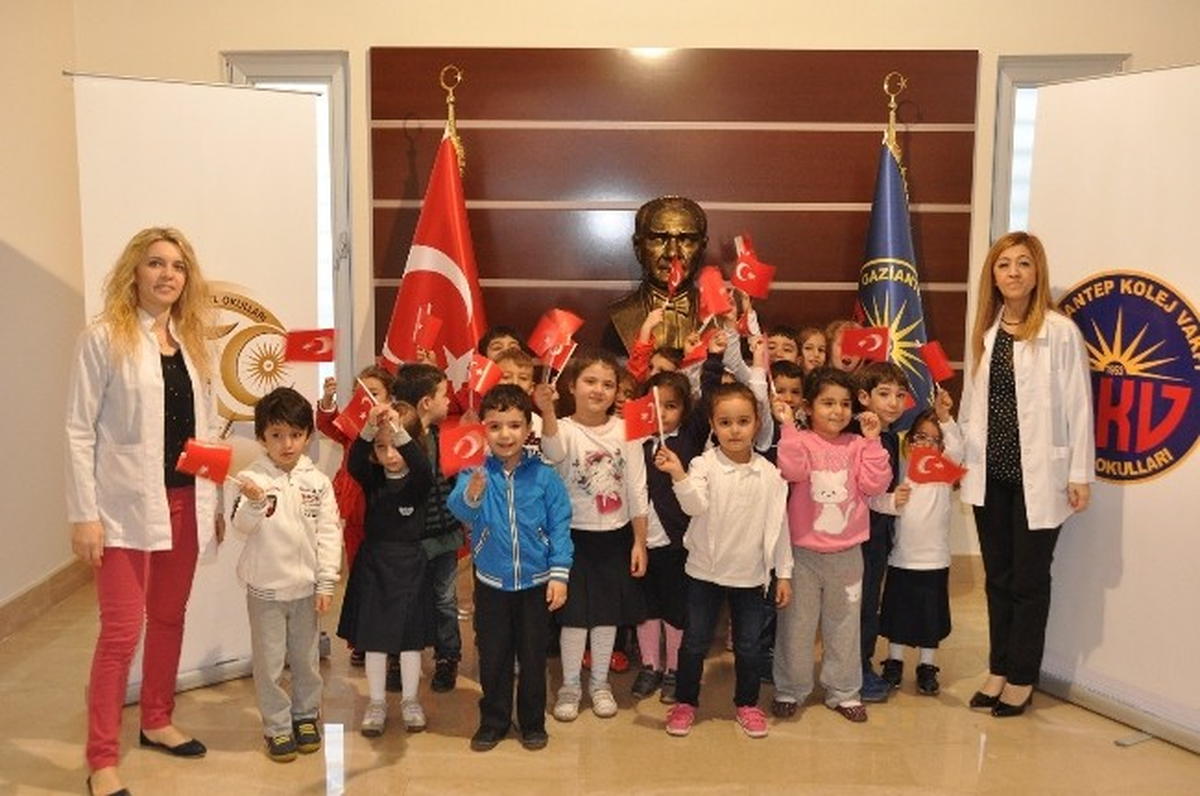 Minik Gkv\'liler \'Fotoğraflarla Yaşayan Atatürk\' Sergisini Ziyaret Etti