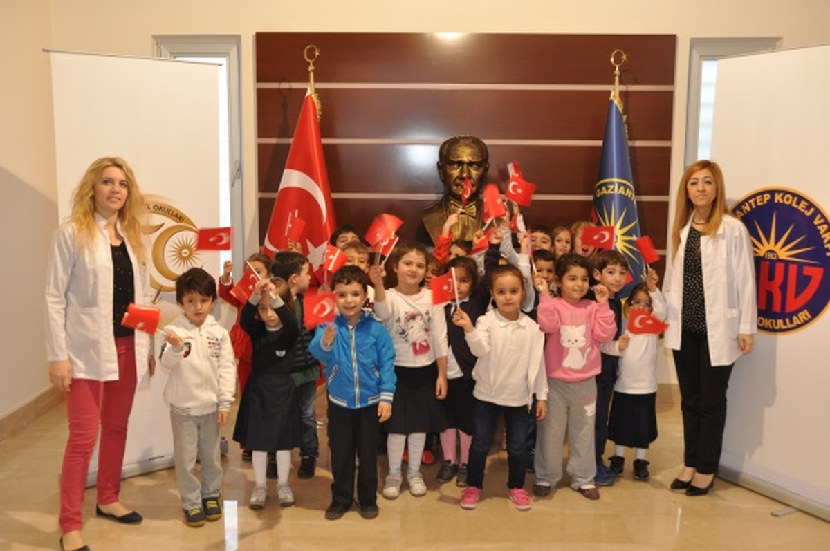 Minikler Fotoğraflarla Yaşayan Atatürk Sergisini Ziyaret Etti