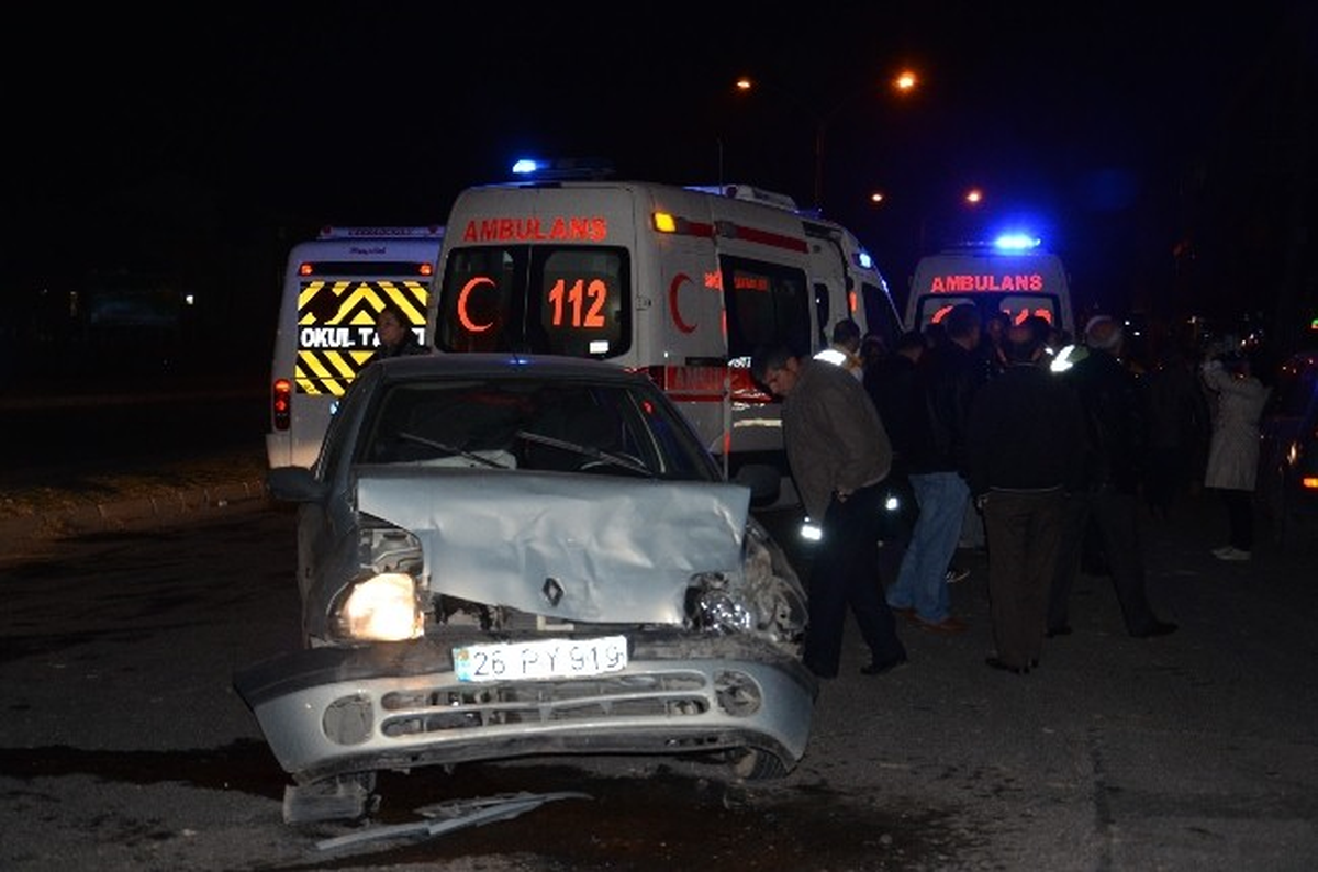 Otomobil ile Çarpışan Minibüs Devrildi: 8 Yaralı