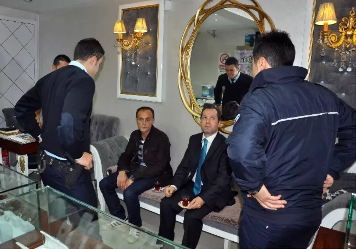 (Özel Haber) Hırsıza Önce Çay İkram Etti, Sonra Polise Teslim Etti