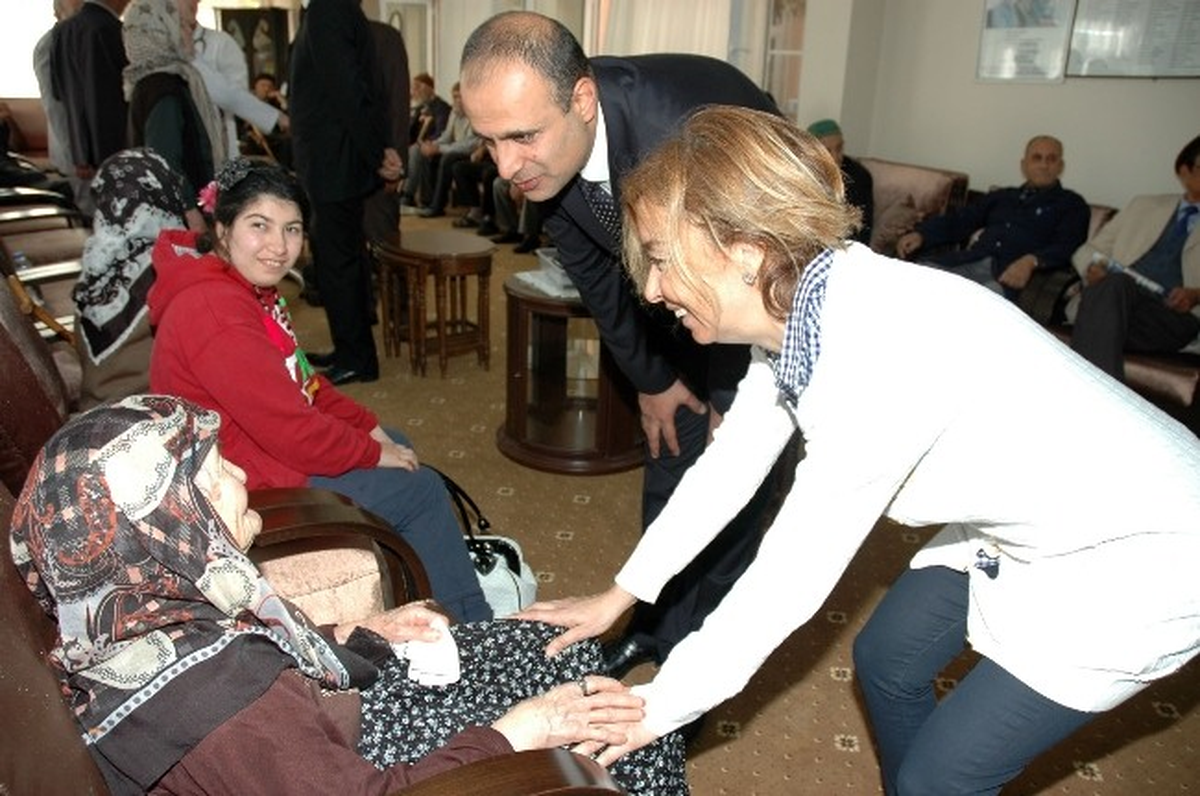 Özel Sani Konukoğlu Hastanesi\'nden Huzurevine Ziyaret
