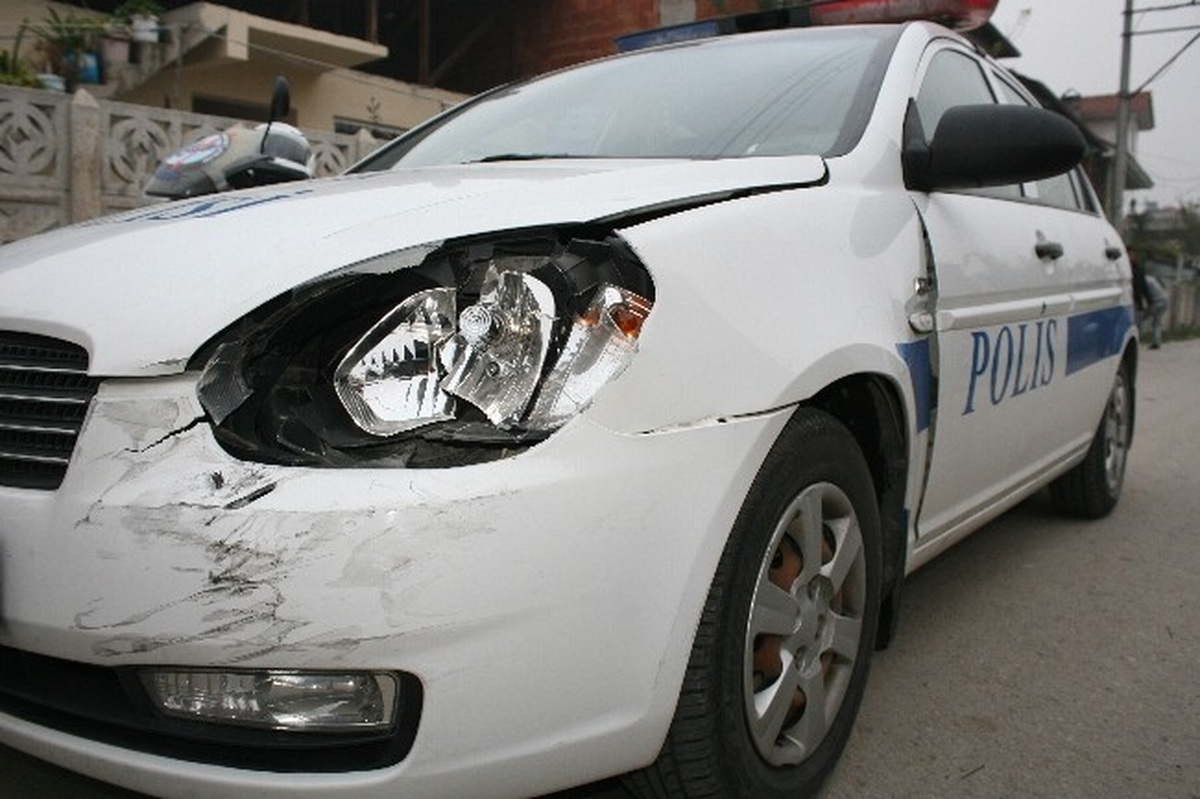 Polisten Kaçarken Polis Aracına Çarptı