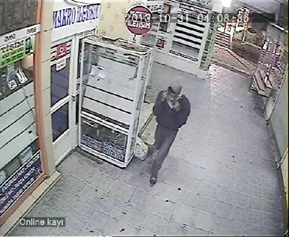 Poşulu Hırsızlar Güvenlik Kamerasına Takıldı