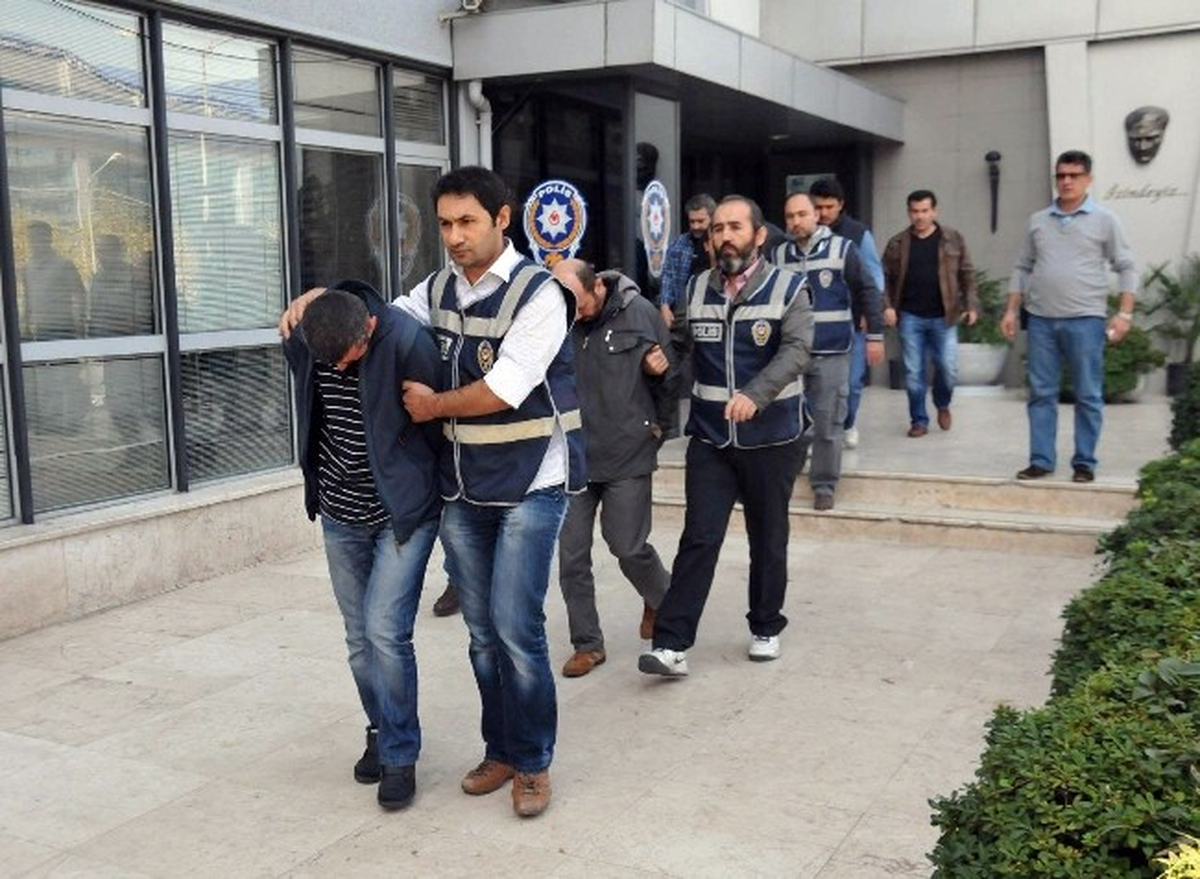 Sahte Kimlikle Kiraladıkları Otomobilleri Sattılar