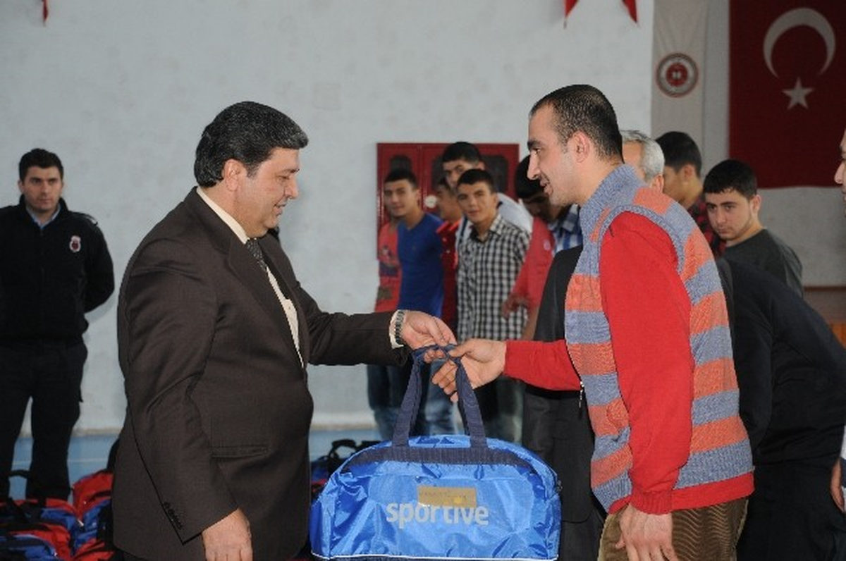 Savcı ve Mahkumlar Spor İçin Karşı Karşıya Geldi
