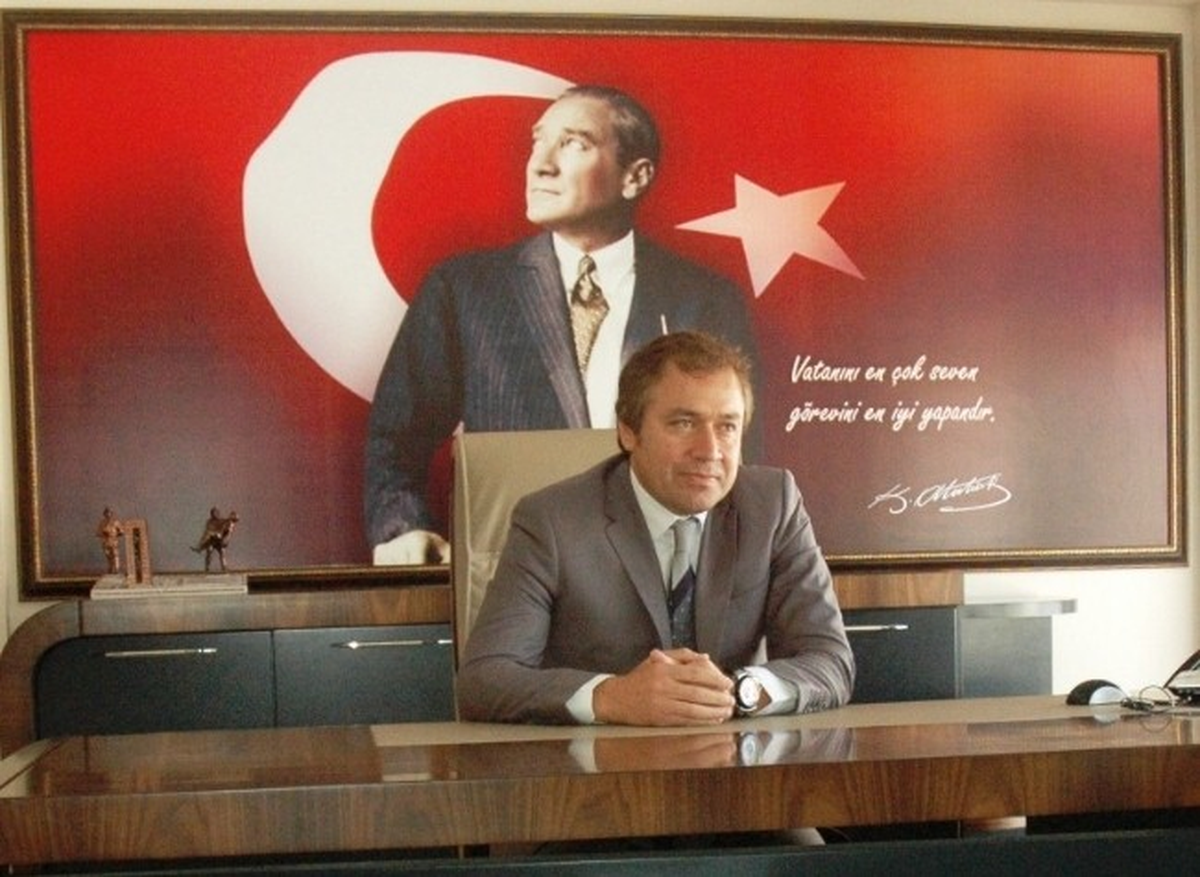 Selendi\'de Tamamlanan Atatürk Caddesi Al-Kırmızıya Boyandı