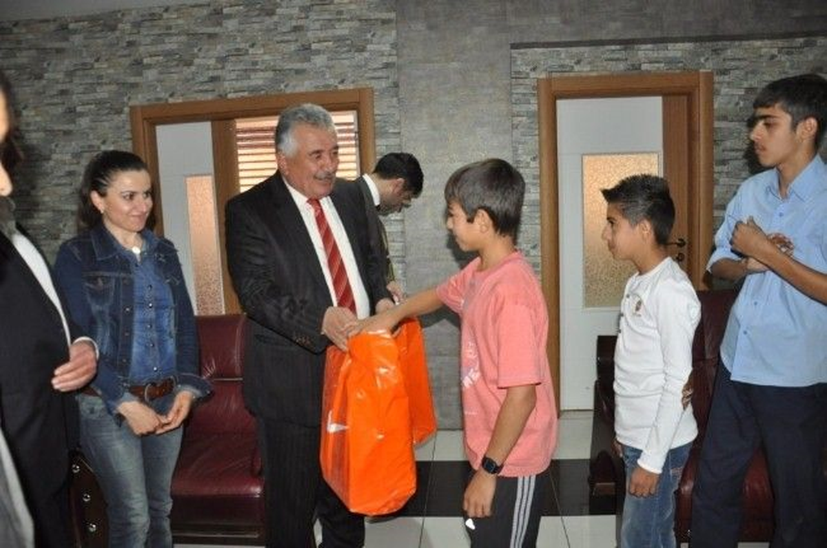 Siirt Belediyesi\'nden Genç Atletlere Malzeme Desteği