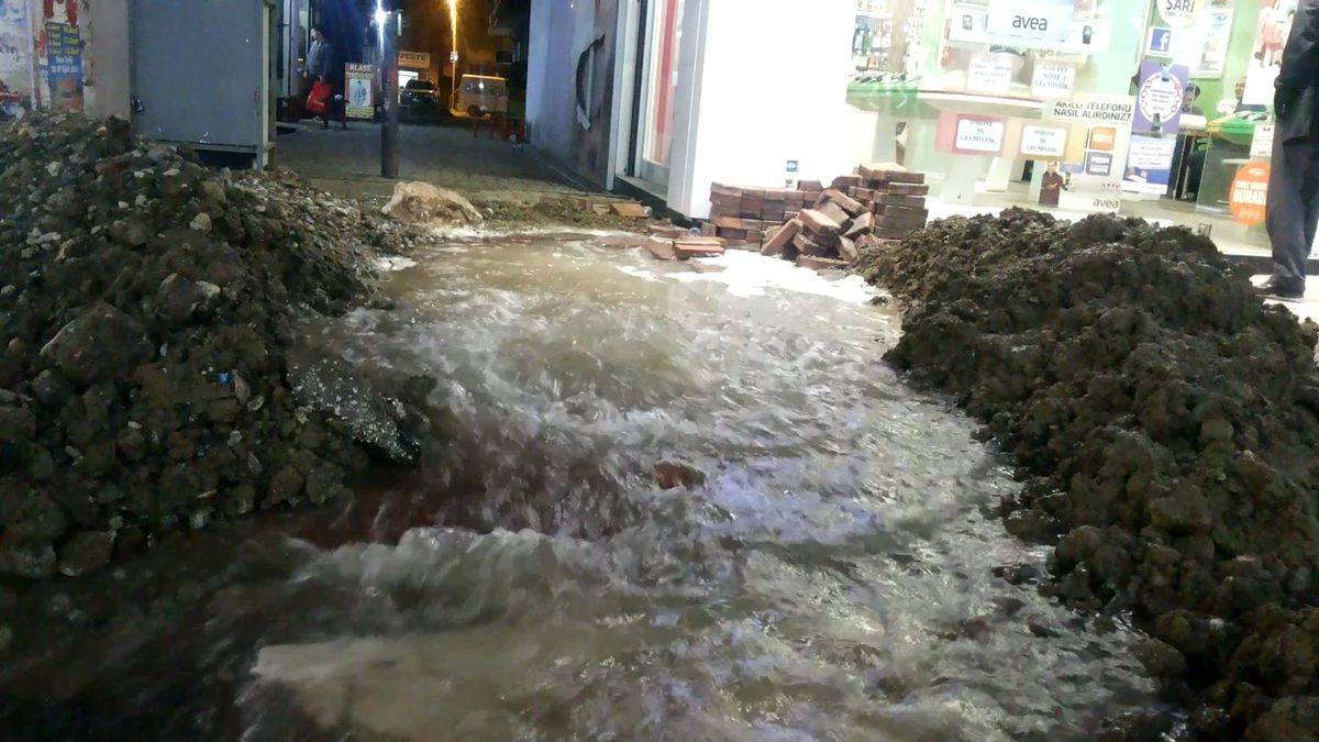 Su Borusu Patladı Cadde Gölete Döndü