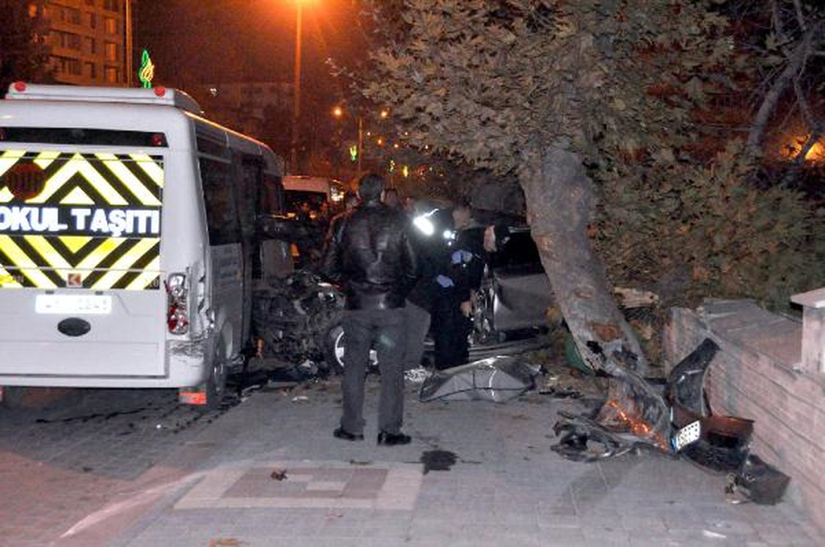 Üniversiteli Kızların İçinde Bulunduğu Otomobil Kaza Yaptı