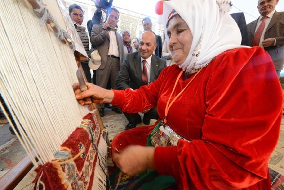 Uşak Caddelerinden Sanat Akıyor