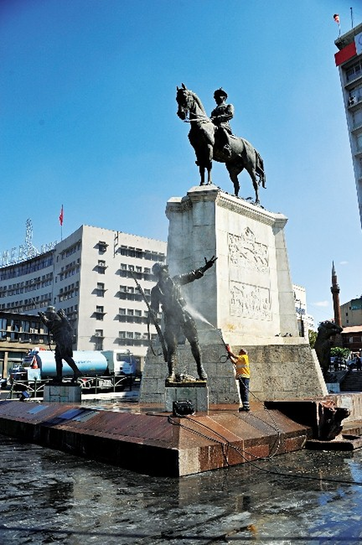 Anıtlar Baştan Aşağı Temizlendi