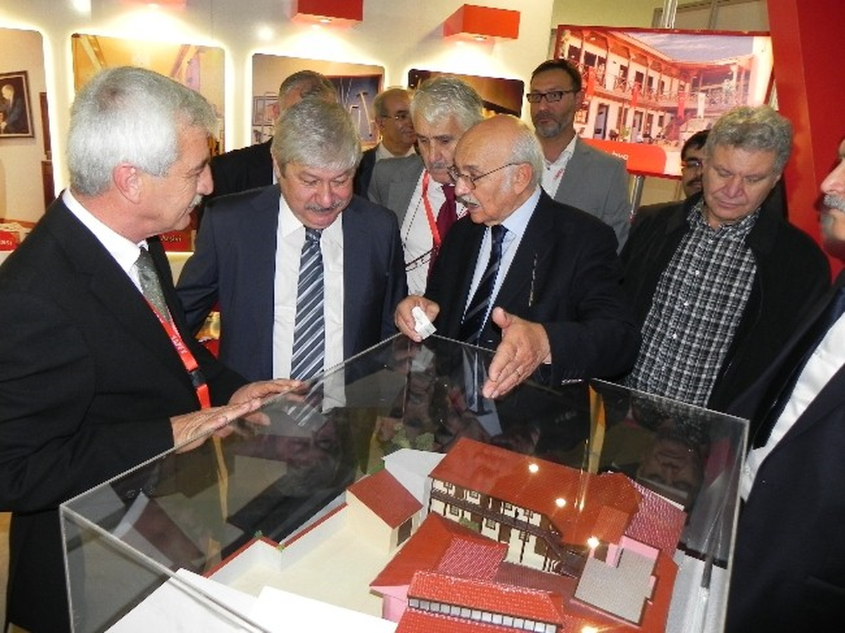 Antalya Belediye Başkanı\'na Ödemiş Efe Heykeli