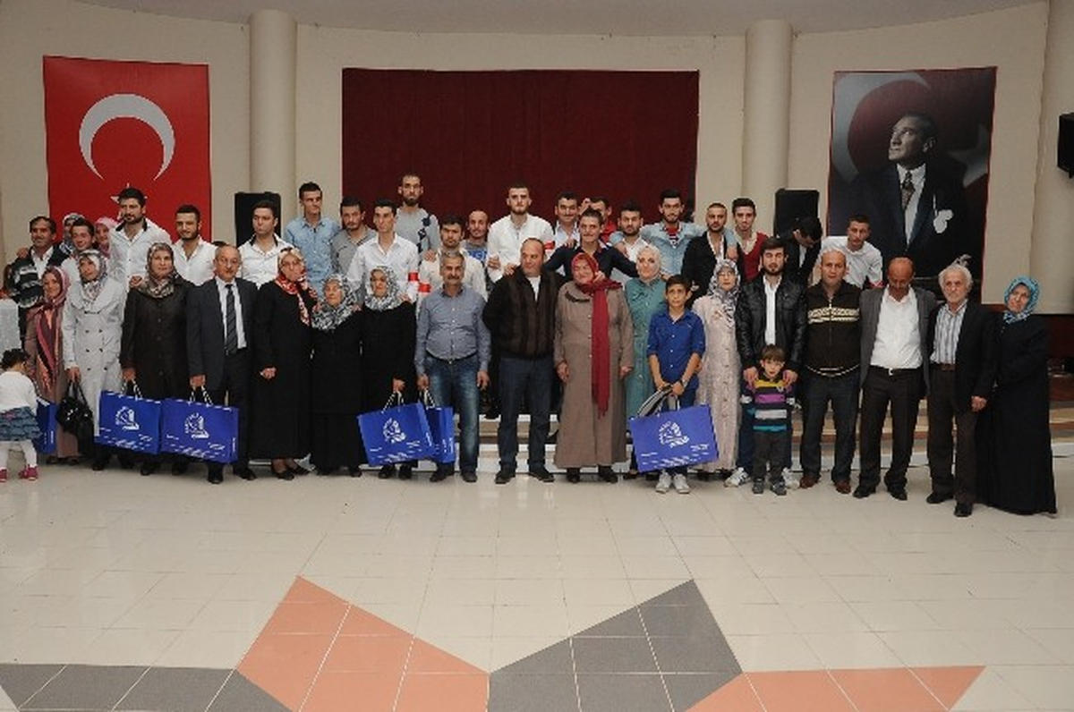 Başiskele Belediyesi 79 Genci Asker Ocağına Uğurladı