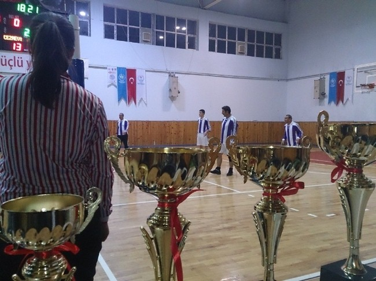 Bayburt Üniversitesi Voleybol Takımı Cumhuriyet Kupası İl Üçüncüsü