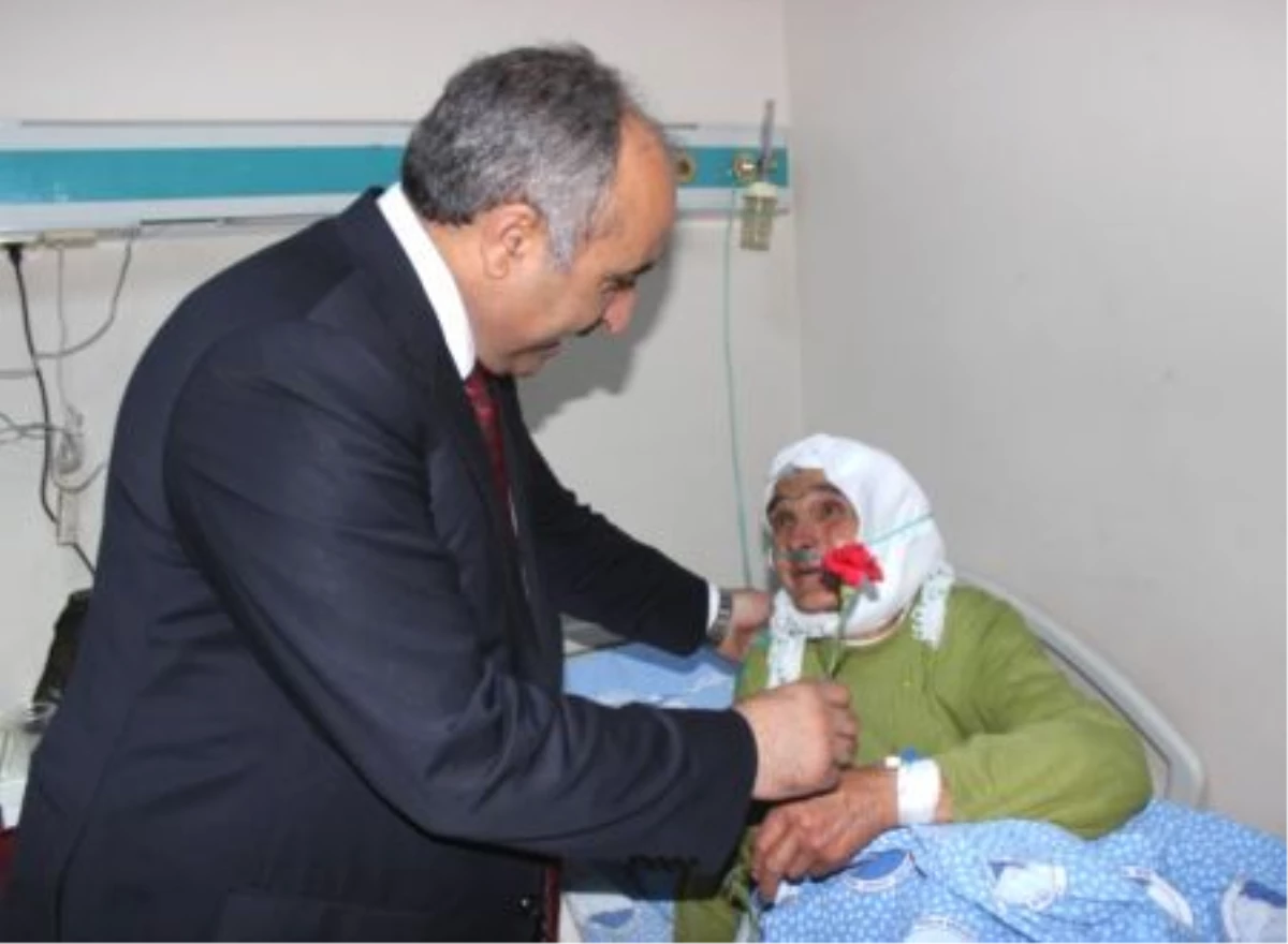 Belediye Başkanı Arslan, Hastalara Karanfil Dağıttı