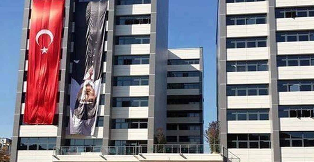 Çankaya Belediyesi, Atatürk Posterini Ters Astı