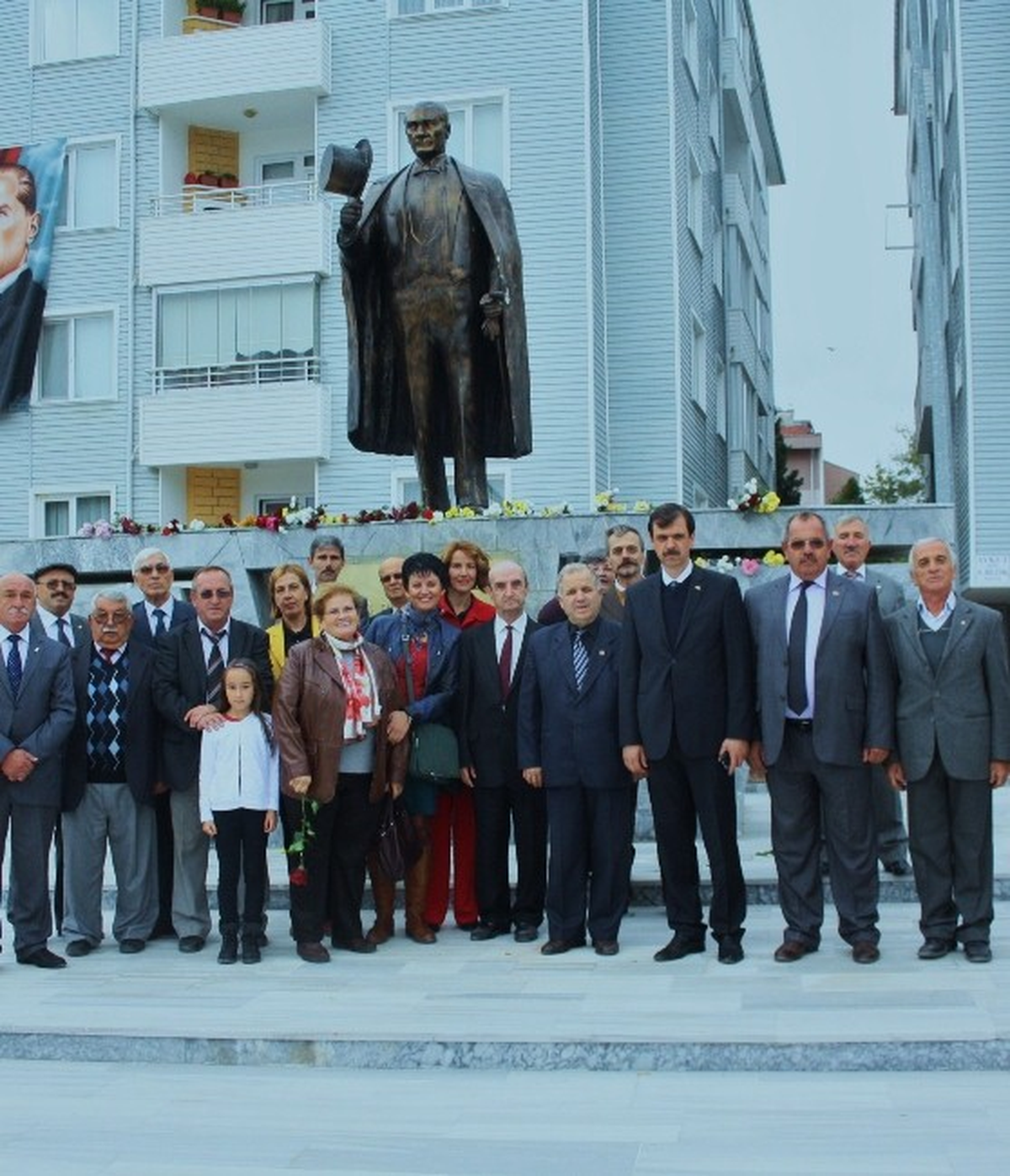 CHP Vize Teşkilatı Atatürk Anıtını Çiçeklerle Donattı
