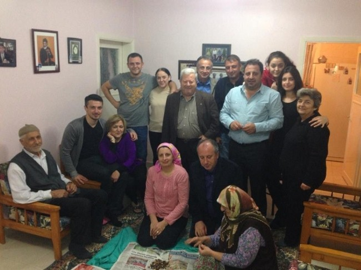 CHP\'li İnce, Başörtülü Kız Kardeşinin Fotoğrafını Paylaştı