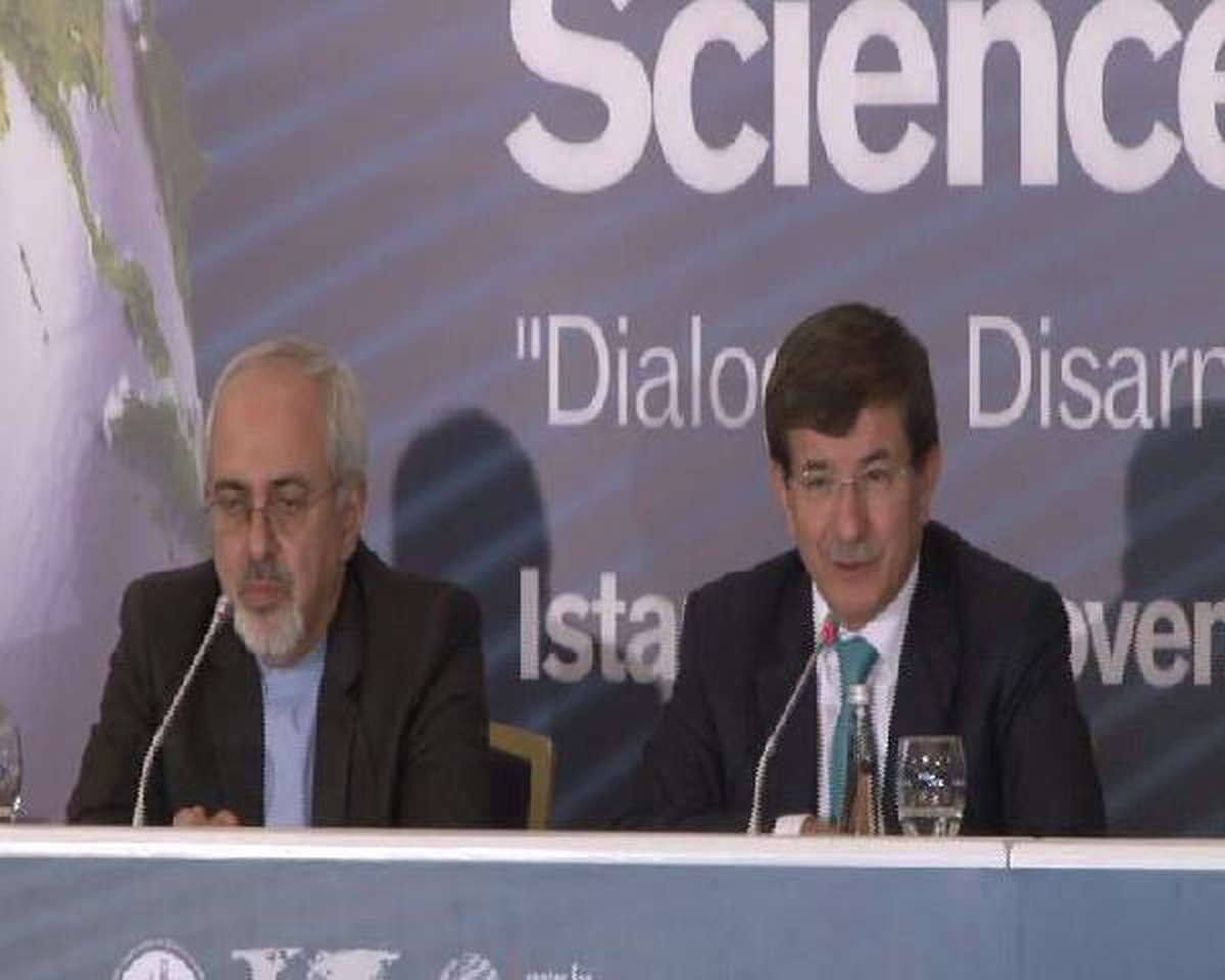 Davutoğlu ile İran Dışişleri Bakanı Zarif Soruları Yanıtladı / Davutoğlu\'nun Mikrofon Refleksi
