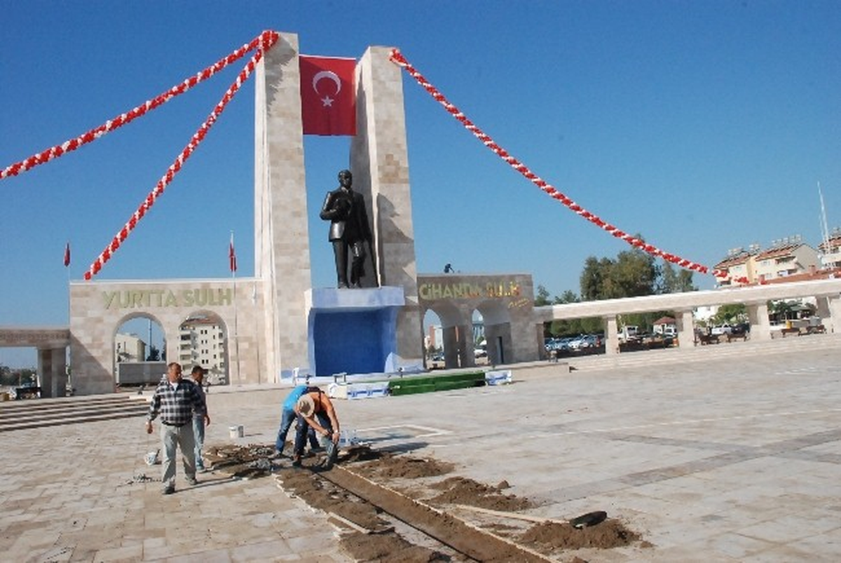 Didim Kent Meydanında Son Rötuşlar Yapılıyor