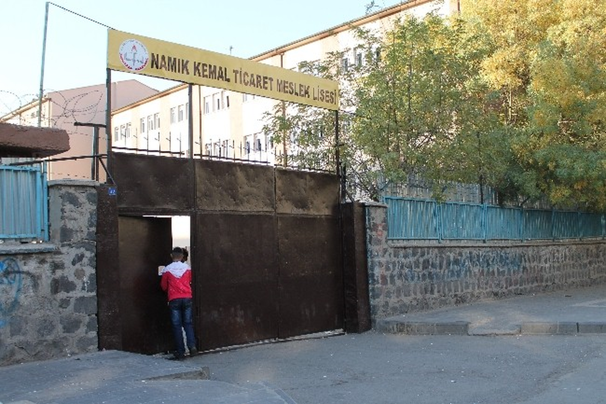 Diyarbakır\'da Bir Öğrenci Silahlı Saldırıya Uğradı