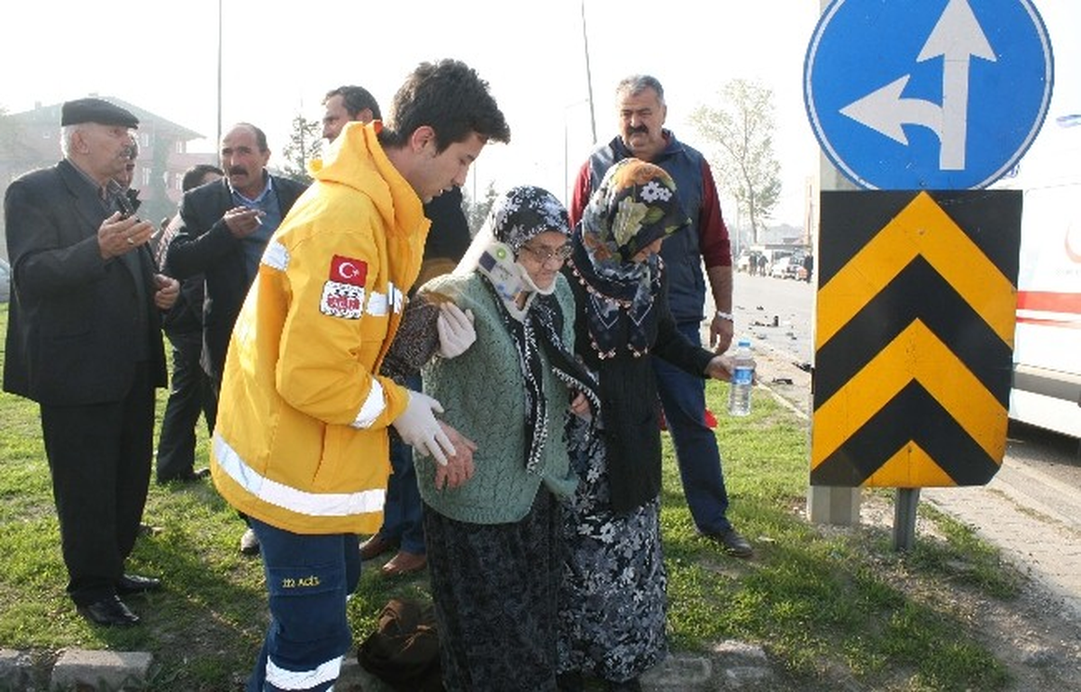Düzce\'de İki Otomobil Çarpıştı: 5 Yaralı