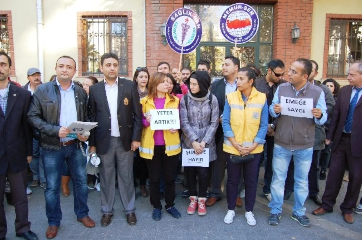 Eskişehir\'de Sağlık Personeline Darp Protesto Edildi