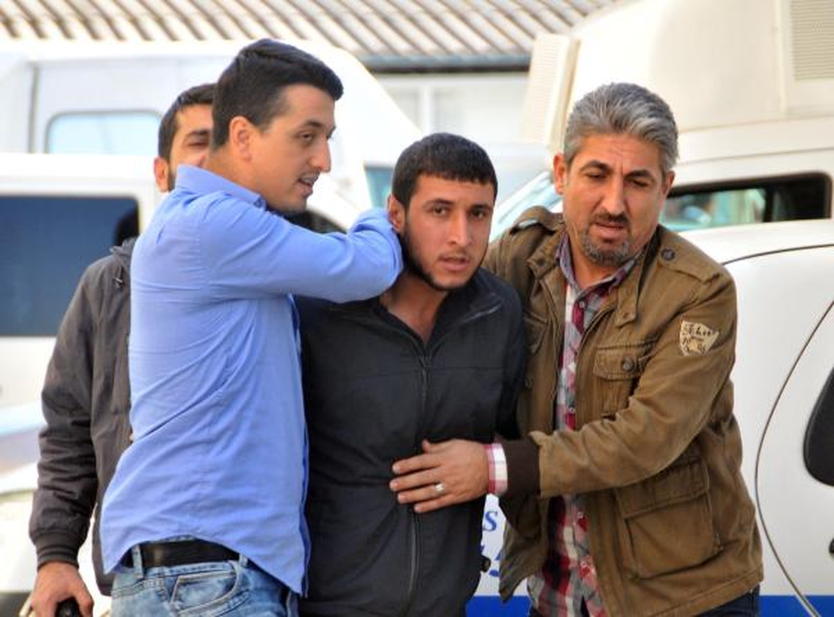 Aranan Genç Parkta Esrar İçerken Yakalandı