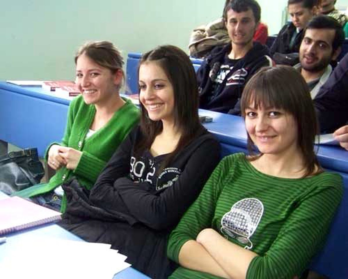 Evli Üniversite Öğrencilerine 10 Bin TL Burs