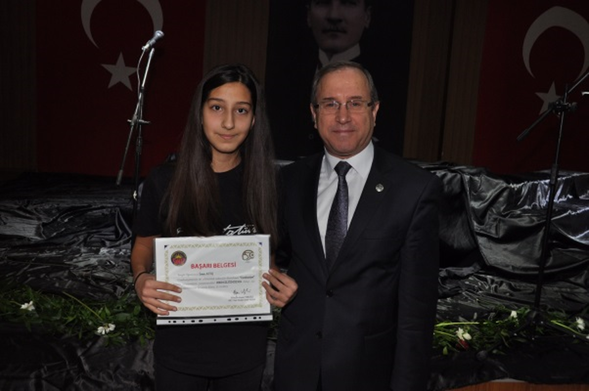 GKV\'nin Cumhuriyet Konulu Yarışma Galibi İrem Ateş Ödülünü Aldı