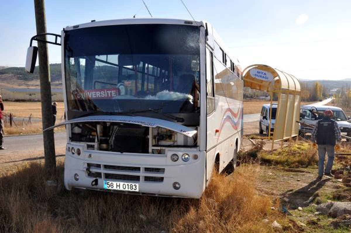 Halk Otobüsü Kamyonetle Çarpıştı: 6 Yaralı