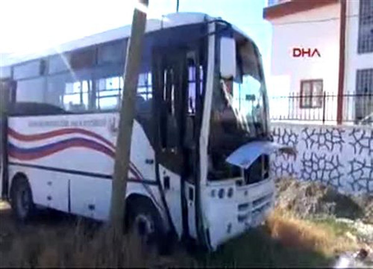 Sivas\'ta Halk Otobüsü Kamyonetle Çarpıştı: 6 Yaralı
