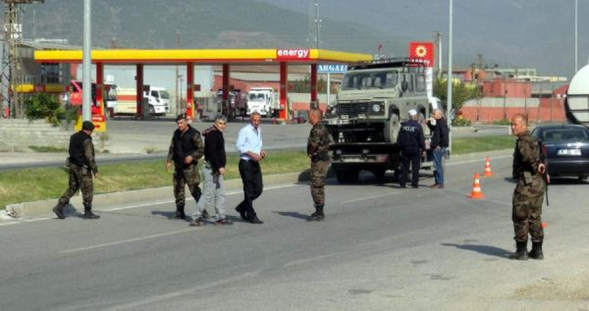 Hatay\'da Polisleri Taşıyan Araç Devrildi: 3 Yaralı