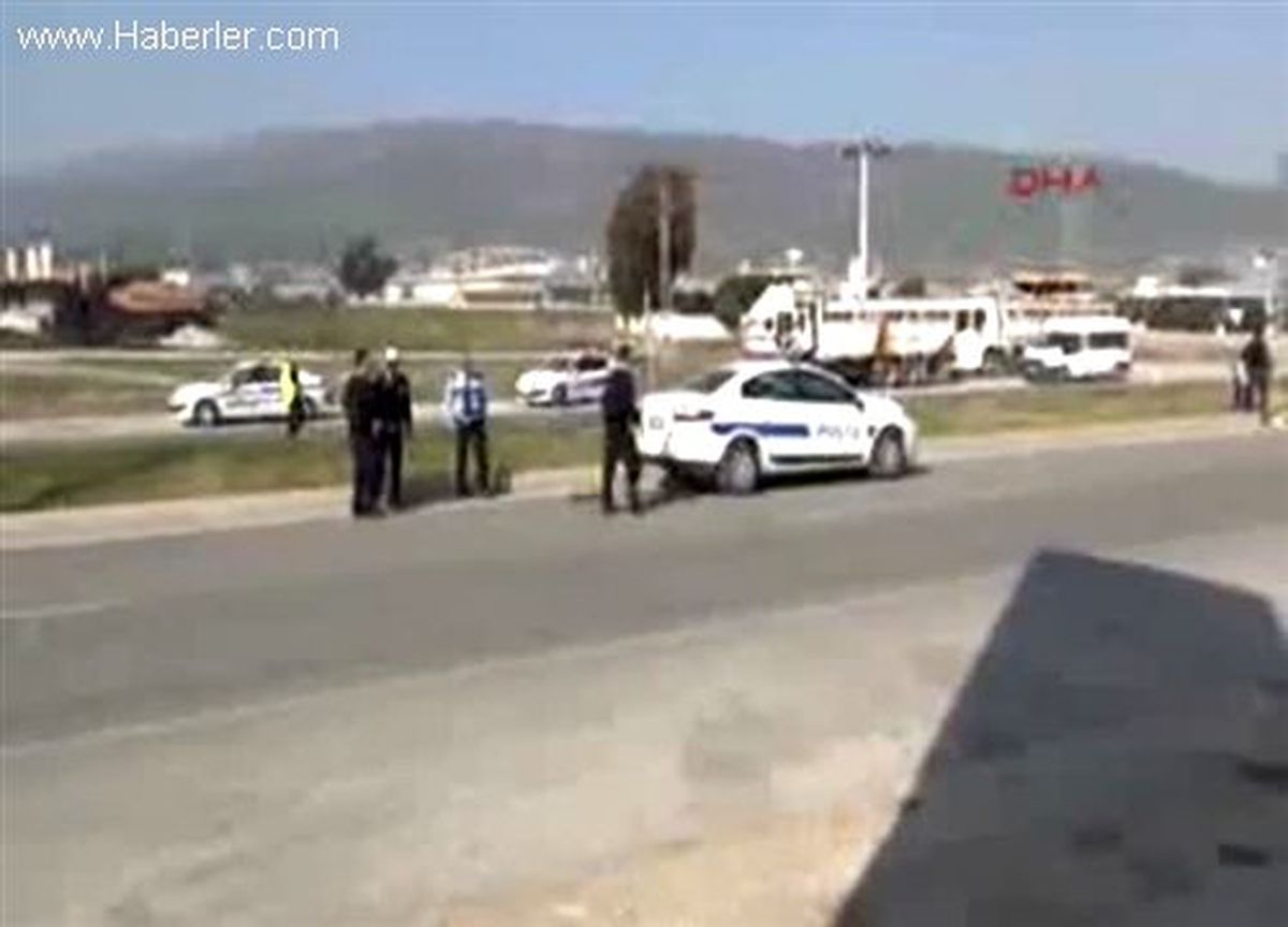 Hatay\'da Polisleri Taşıyan Araç Devrildi