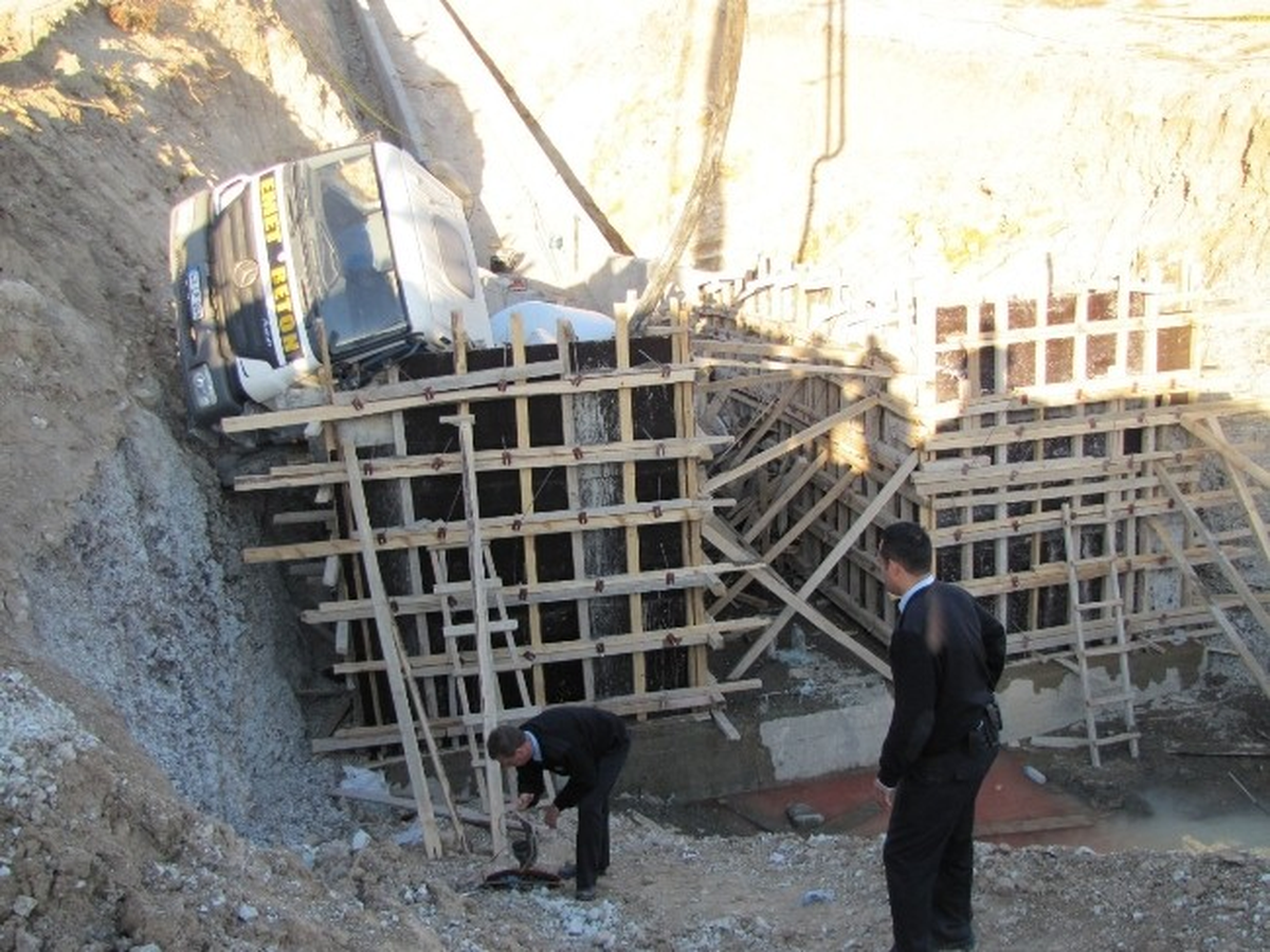 Hisarcık\'ta Beton Mikseri Devrildi: 1 Ölü