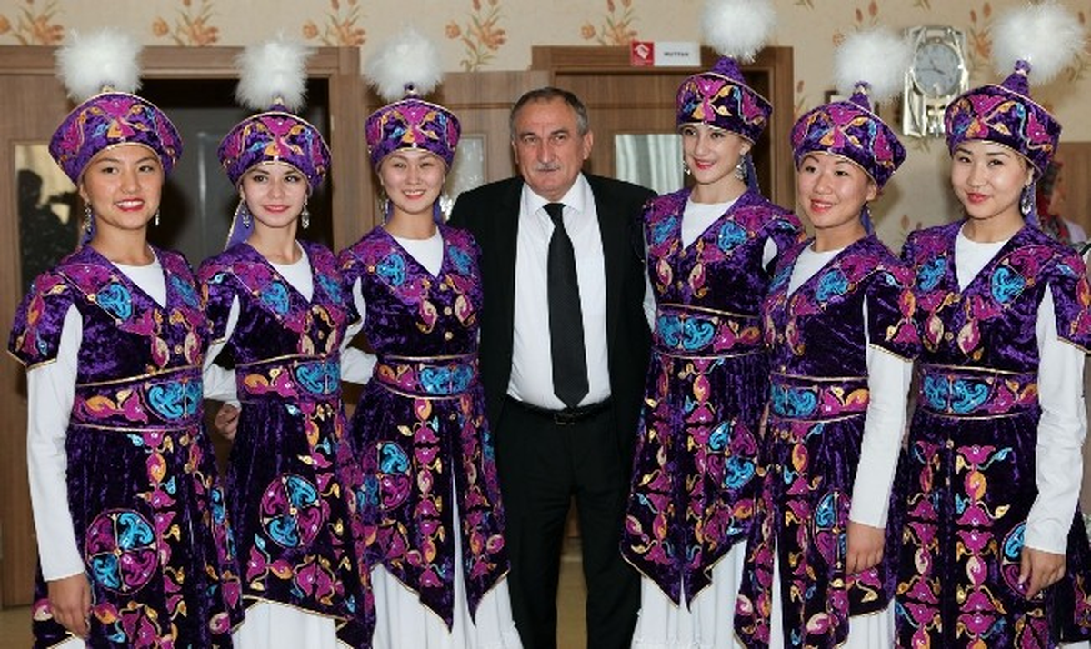Huzurevi Sakinleri Kırgız Dansçılarla Eğlendi