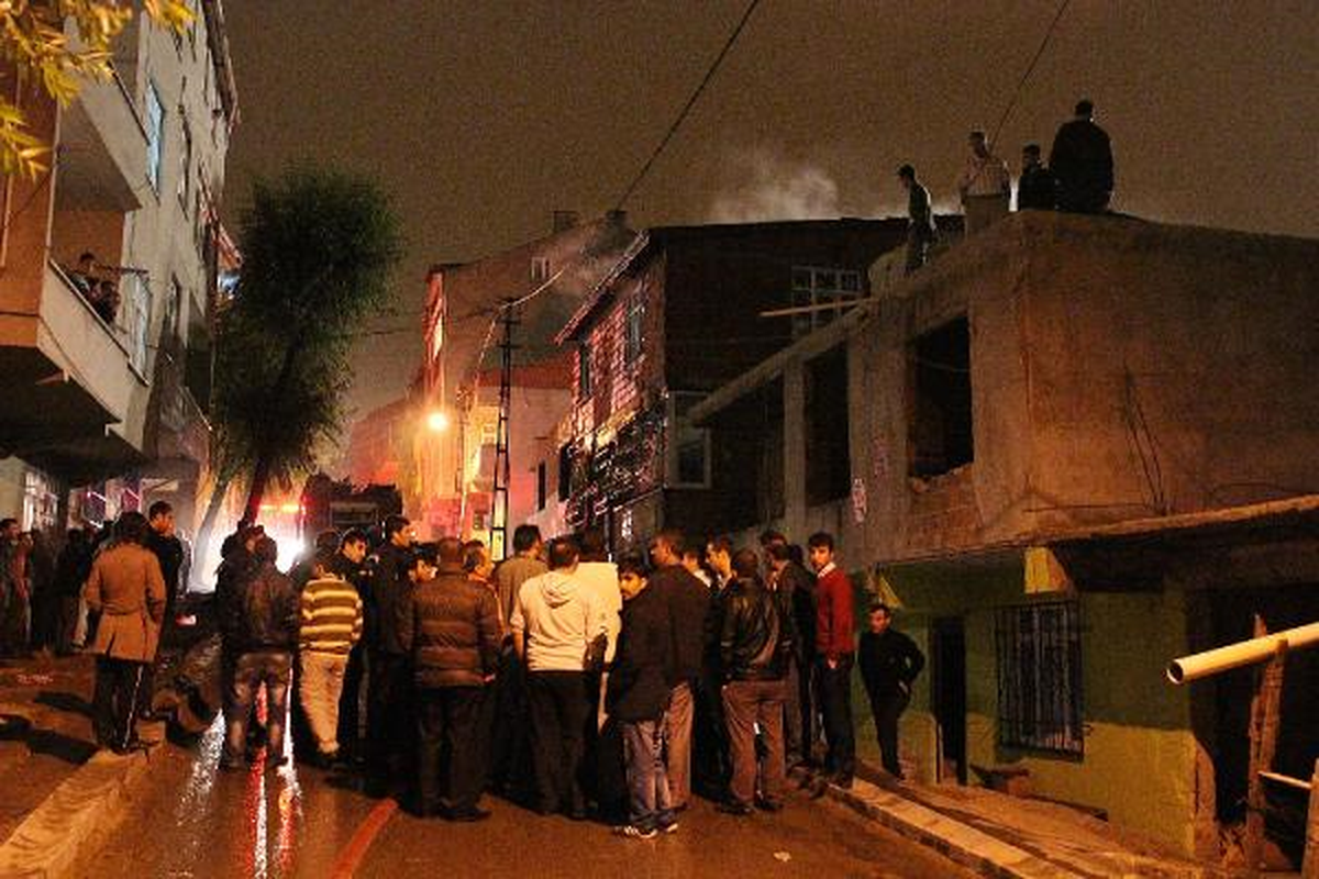 Sultanbeyli\'de Elektrik Kontağından Yangın Çıktı
