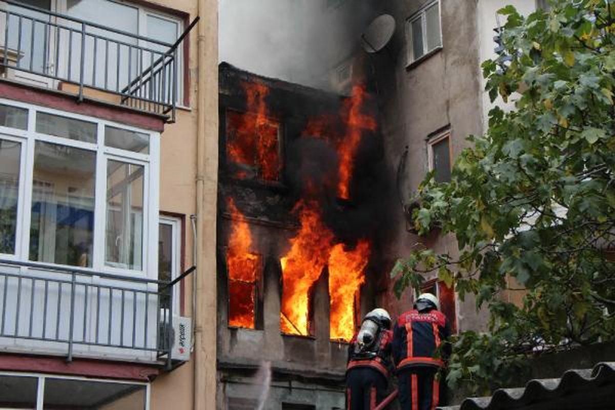 Kadıköy\'de Korkutan Yangın