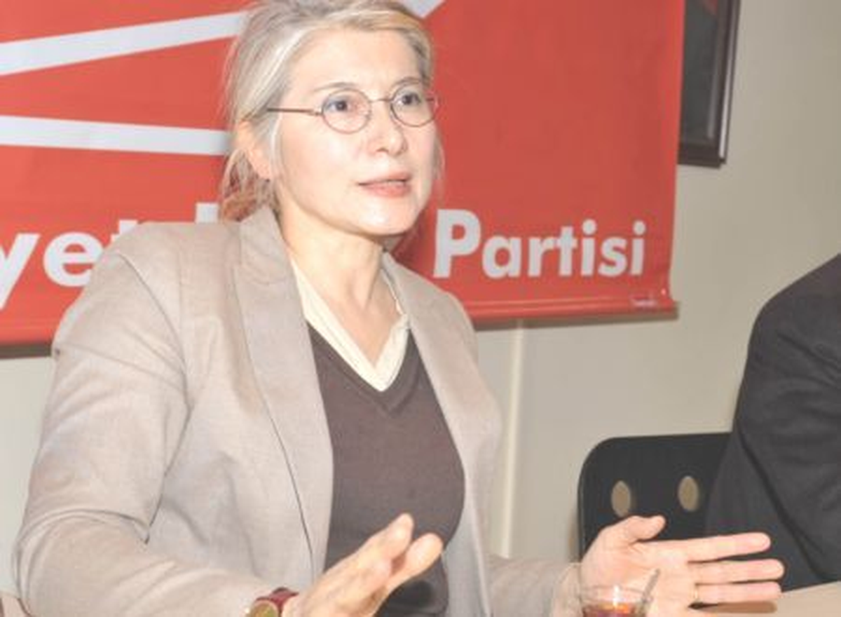 Kadın Milletvekillerinin Pantalon Giymesinin Önünü Açan Teklif