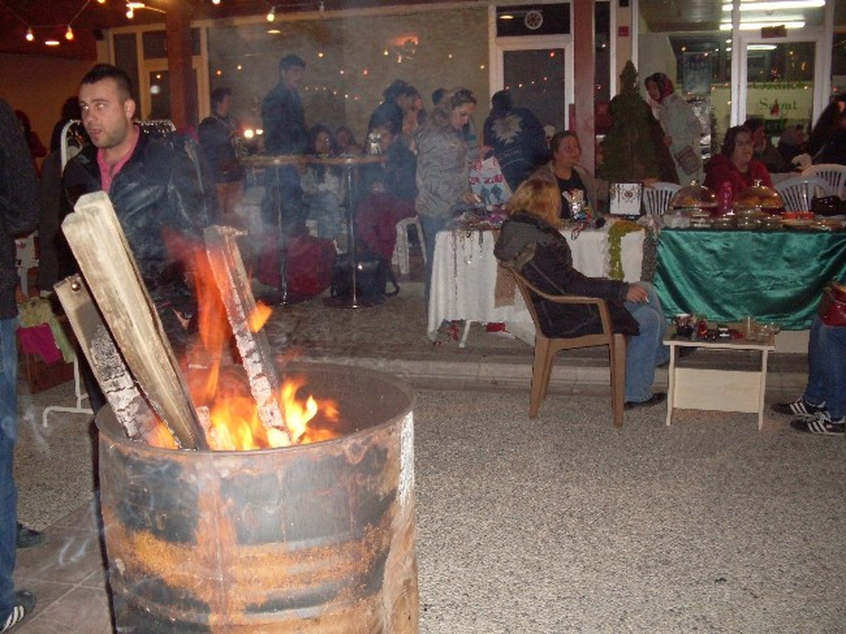 Kadınlar, Müzik Eşliğinde Ürettiklerini Satıyor
