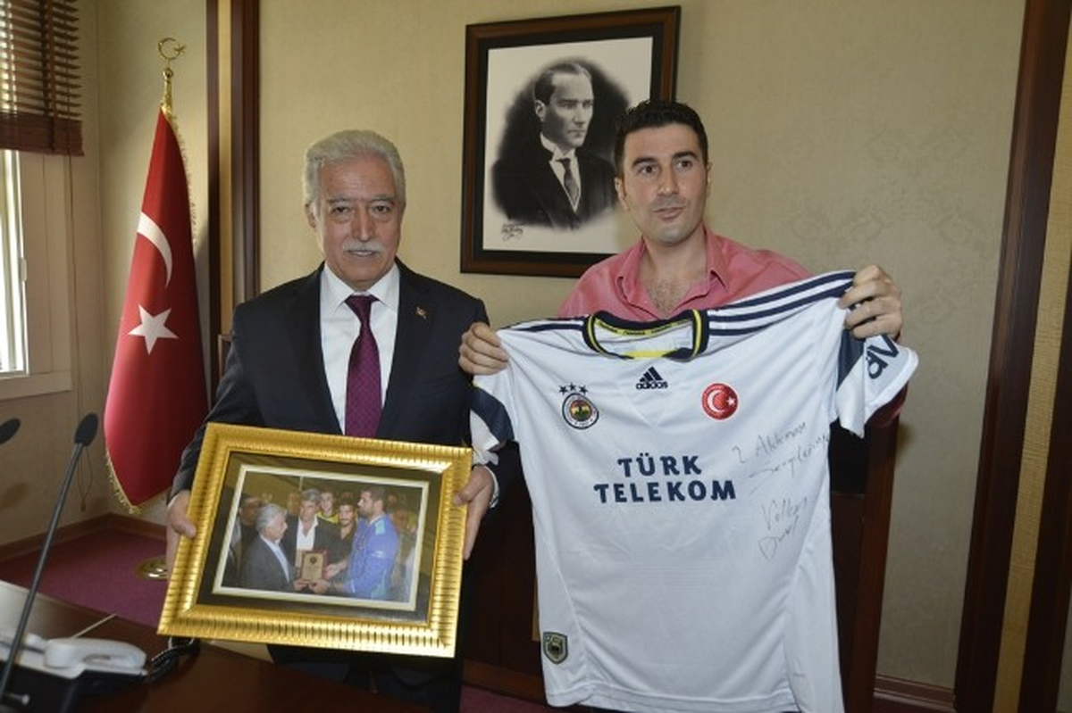 Kaleci Volkan\'dan Aldırmaz\'a Forma