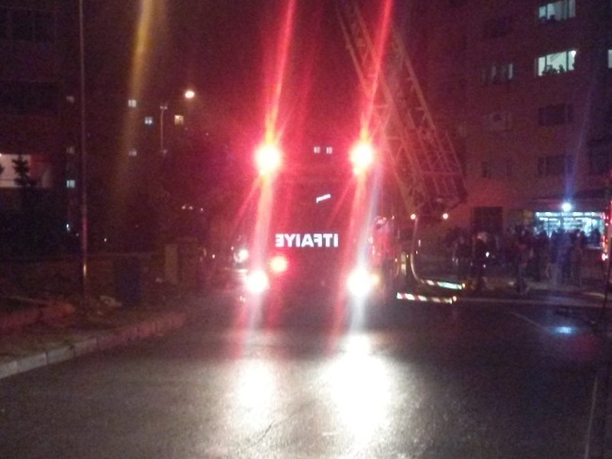 Kartal\'da Çatı Katında Çıkan Yangın Paniğe Neden Oldu