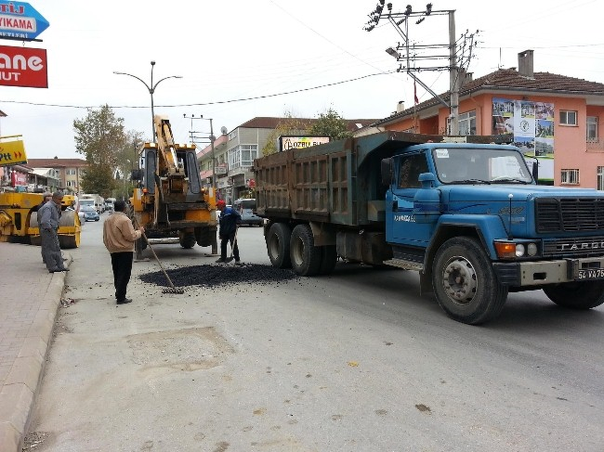 Kaynarca\'da Bozulan Yollara Yama Çalışması Yapılıyor