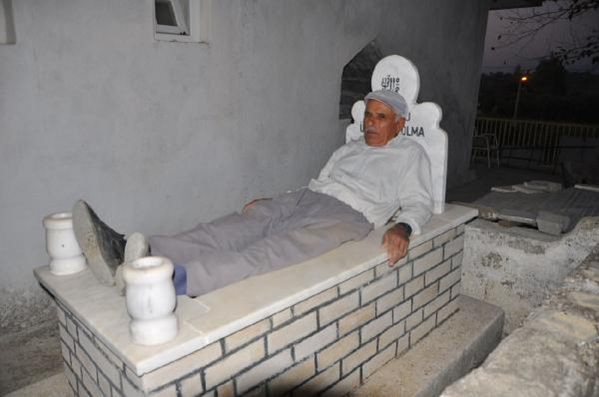 Kendi Mezarını Yaptırdı, Ölüm Provası Yapıyor
