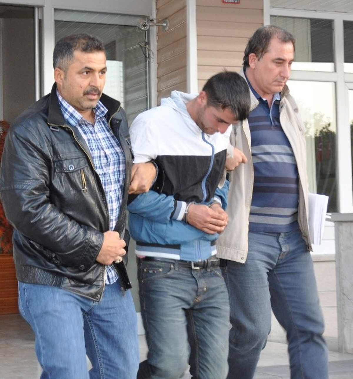 Kendini Polis Olarak Tanıtıp Dolandırıcılık Yapan Zanlı Yakalandı