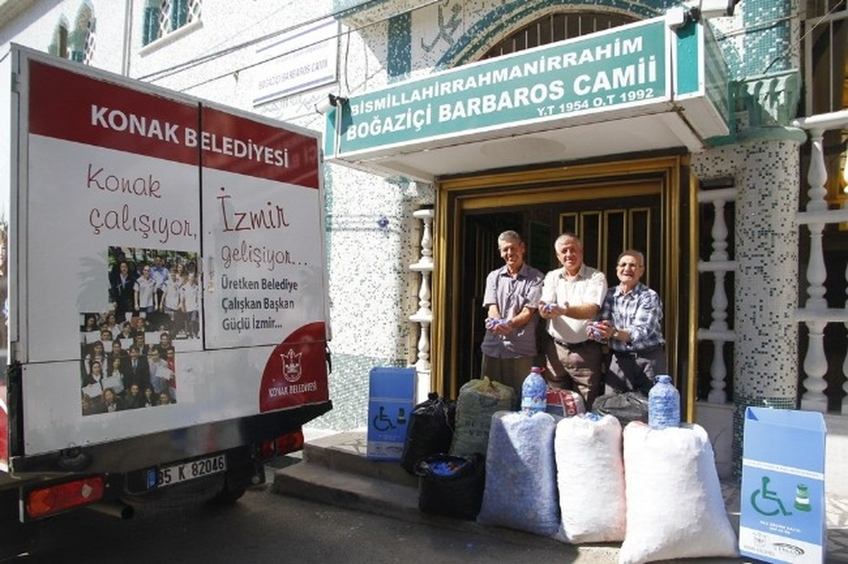 Konak\'ın "Mavi Kapak"Ina Cami Cemaatinden Destek Geldi