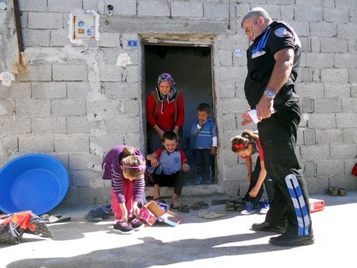 Kozan Polisinden İhtiyaç Sahibi Öğrencilere Yardım